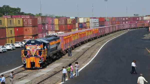 निर्यात में भारी इजाफा, माल भेजने के लिए कम पड़ रहे कंटेनर