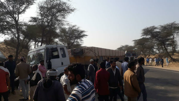 क्रेन की मदद से वाहनों को भी हटवाकर रास्ता खुलवाया क्रेन की मदद से वाहनों को भी हटवाकर रास्ता खुलवाया