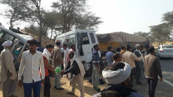 जीप के आगे का हिस्सा क्षतिग्रस्त होकर ट्रक के नीचे जा घुसा जीप के आगे का हिस्सा क्षतिग्रस्त होकर ट्रक के नीचे जा घुसा