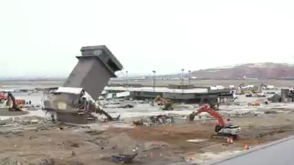 'इसे गिरते देखना एक पागलपन है' 'इसे गिरते देखना एक पागलपन है'