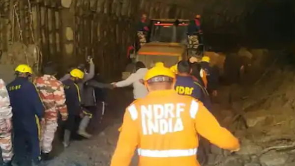 कई घंटो लोहे की रॉड पर लटके रहे मजदूर