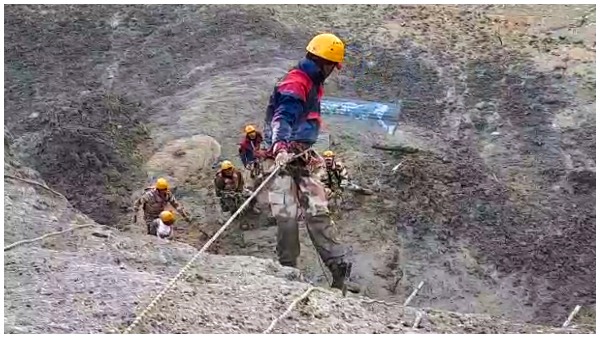 'धुएं के साथ नदी का मलबा आते देख गांववाले घबरा गए' 'धुएं के साथ नदी का मलबा आते देख गांववाले घबरा गए'