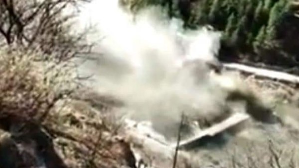 नदी के बहाव में बहा पुल