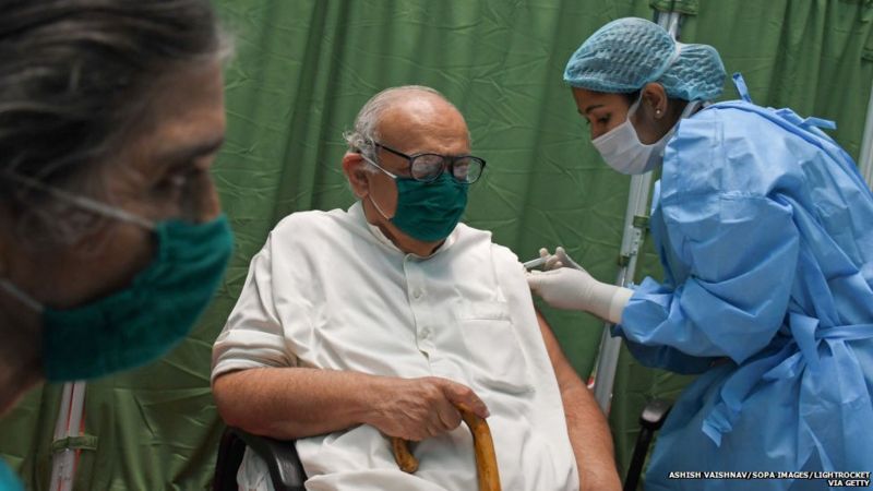 कोरोना वैक्सीनः कैसे और कितनी तेज़ी से मिल रहा है टीका