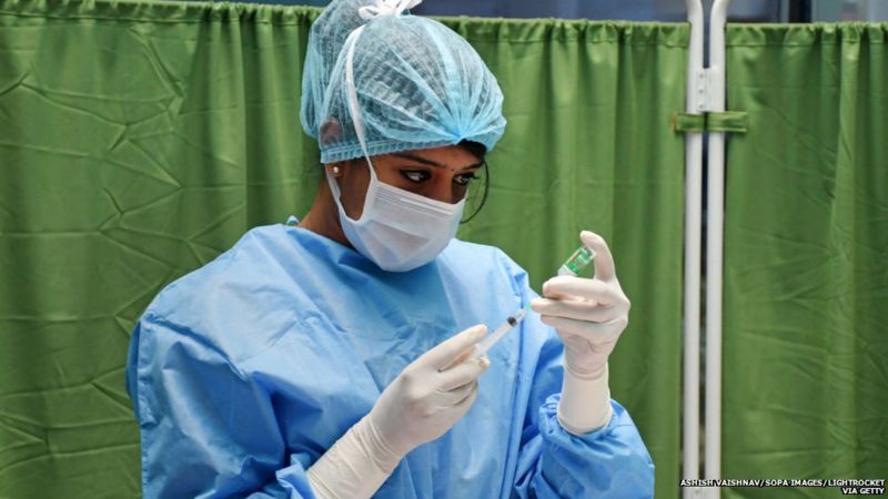 कोरोना वैक्सीनः कैसे और कितनी तेज़ी से मिल रहा है टीका