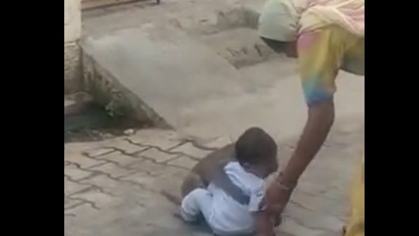 मां को भी नहीं दे रहा बच्चे को