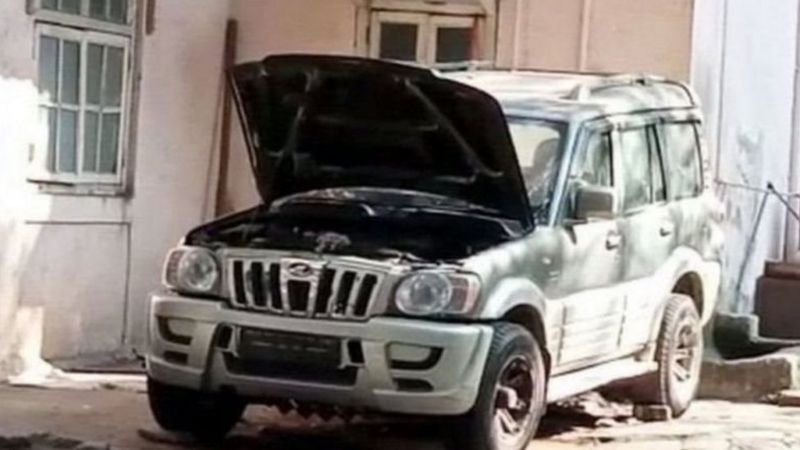 मुकेश अंबानी केस में मुंबई पुलिस ऑफिसर सचिन वाझे विवादित कैसे बने