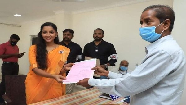 कैसे चर्चा में आयीं पद्मा प्रिया ?