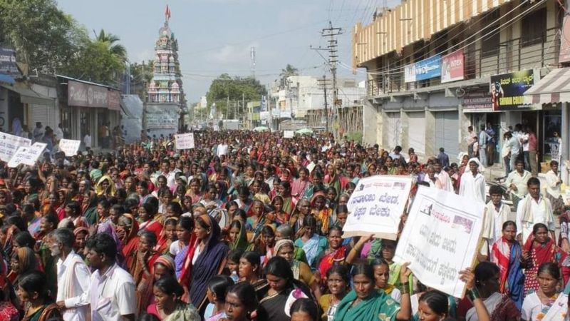 कर्नाटक: शौचालय से ज़्यादा शराब की दुकानें पर महिलाओं के आंदोलन बेख़बर सरकार