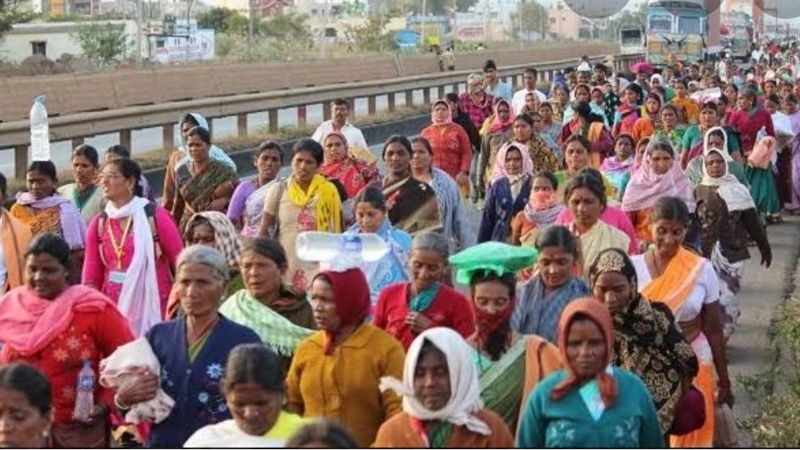 कर्नाटक: शौचालय से ज़्यादा शराब की दुकानें पर महिलाओं के आंदोलन बेख़बर सरकार