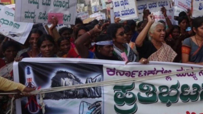 कर्नाटक: शौचालय से ज़्यादा शराब की दुकानें पर महिलाओं के आंदोलन बेख़बर सरकार