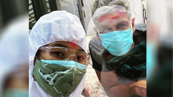 होली पर पीपीई किट पहनकर मिलिंद सोमन से मिलने आईं अंकिता