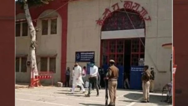 प्रभावशाली नेता गंगाराम चौधरी का किरदार न‍िभा रहे हैं अभि‍षेक