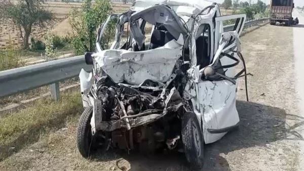 four people lost life in road accident in yamuna expressway in mathura four people lost life in road accident in yamuna expressway in mathura