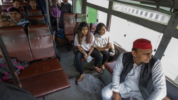 Akhilesh Yadav celebrated holi in Safai