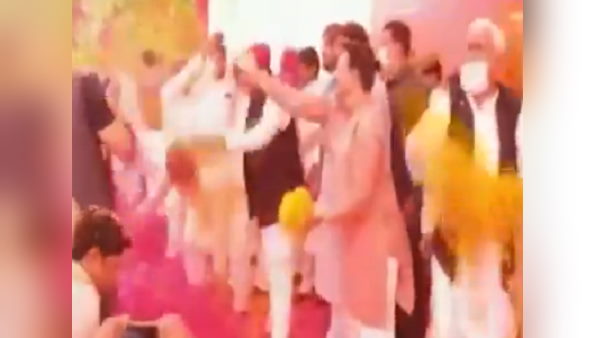 former Chief Minister of Uttar Pradesh Akhilesh Yadav celebrate Holi, and says- next year Holi to be celebrate with our govt