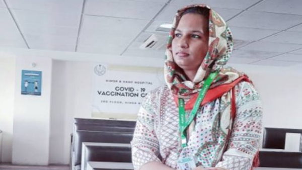 अब वह दिल्ली में अपनी मम्मी के साथ रहती हैं अब वह दिल्ली में अपनी मम्मी के साथ रहती हैं