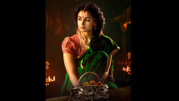 हरी साड़ी में नजर आ रही हैं आलिया भट्ट