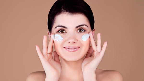 3. बादाम तेल फेस मॉइस्चराइज़र