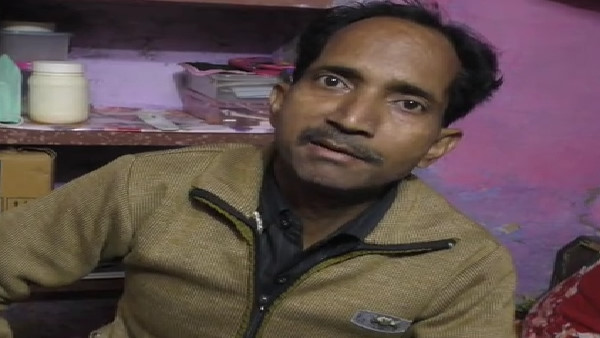 150 घरों में अखबार डालकर जीवन यापन कर रहे