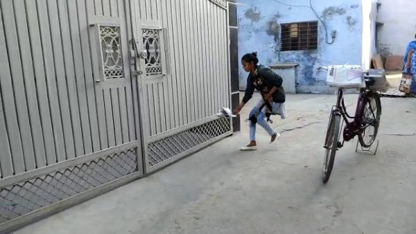 सुबह चार बजे उठती है