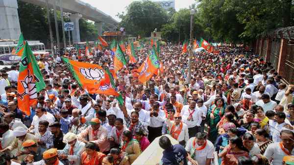 दूसरी पार्टियों के 182 विधायक भाजपा में शामिल हुए