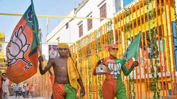 राज्यसभा के 10 में 7 सांसद बीजेपी में चले गए
