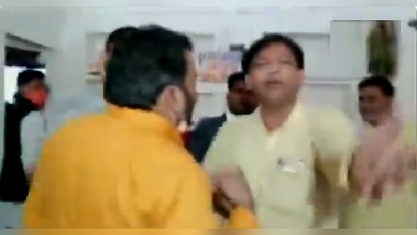 verbal spat broke out between Morena BJP president Yogesh Pal Gupta and Jyotiraditya Scindia supporter leader 