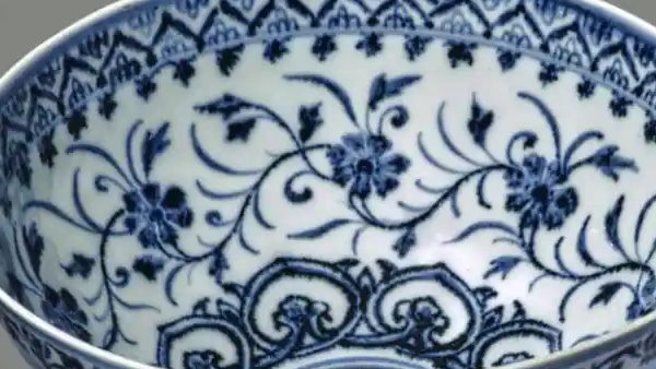 यह दुर्लभ कटोरा 15वीं सदी का है यह दुर्लभ कटोरा 15वीं सदी का है