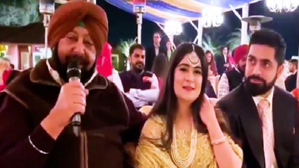 सीएम कैप्टन अमरिंदर सिंह ने गाना गाकर लूटी महफिल सीएम कैप्टन अमरिंदर सिंह ने गाना गाकर लूटी महफिल