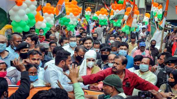 'मुस्लिम तुष्टिकरण' का आरोप झेलकर भी बंगाल का किला बचाने की कोशिश 'मुस्लिम तुष्टिकरण' का आरोप झेलकर भी बंगाल का किला बचाने की कोशिश