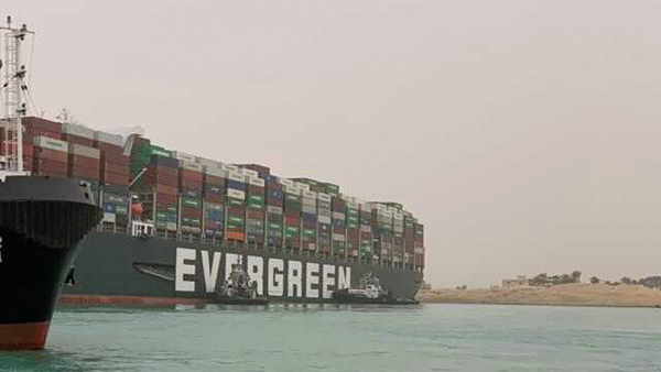 सबसे व्यस्त जलमार्ग में फंसा एवर गिवेन