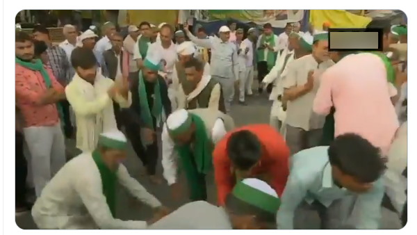 farmers celebrate holi at ghazipur border