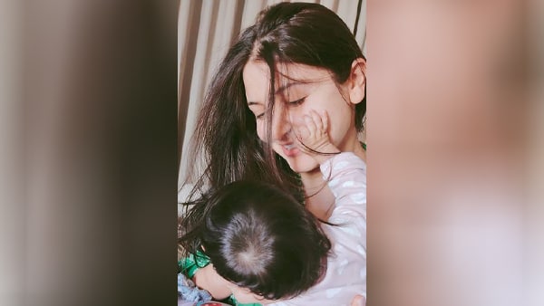 नाना की गोद में वामिका खेलती आ रही नजर 