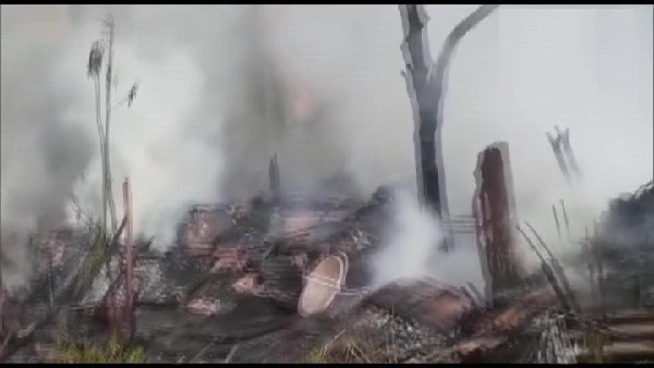 fire broke out in the slum area of Jalandhar discst at punjab, Firefighters on the work of extinguishing the fire is on going