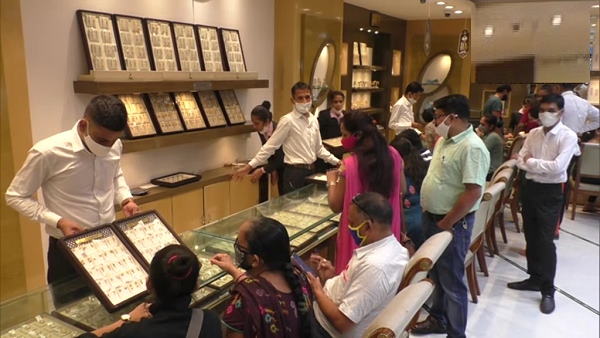 लगातार गिर रहे दाम