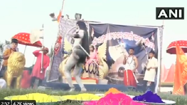 Holi 2021: कहीं उड़ा गुलाल तो कहीं हो रही है आरती, Pics