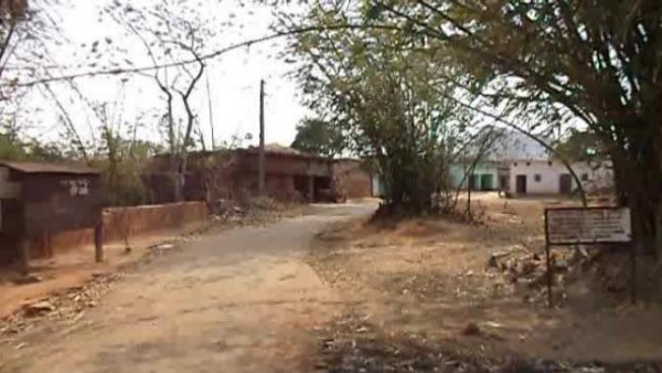 होली पर निगरानी करते हैं ग्रामीण होली पर निगरानी करते हैं ग्रामीण