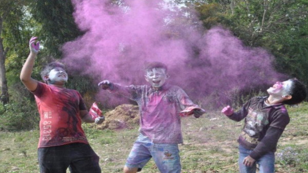 होली ना मनाने के पीछे दिलचस्प कहानी होली ना मनाने के पीछे दिलचस्प कहानी