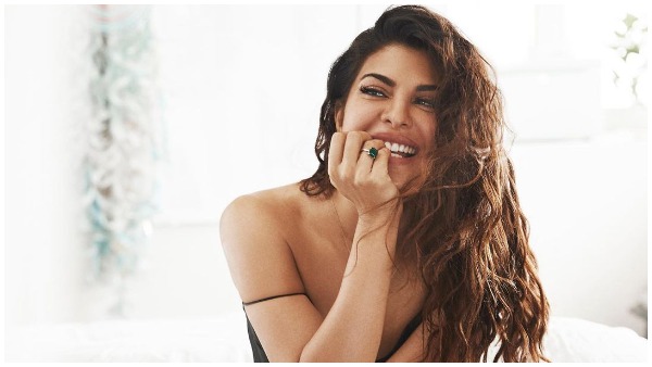 टॉपलेस होकर सोफे पर लेटी दिखीं जैकलीन