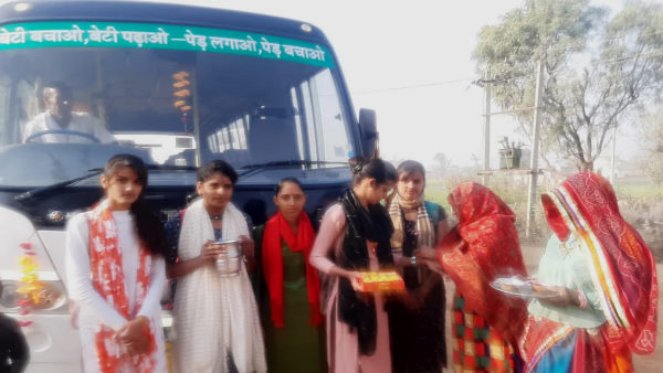 बालिकाओं का पूजन भी करते हैं