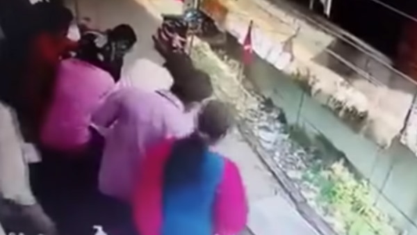 बालकनी के नीचे थे करंट के तार