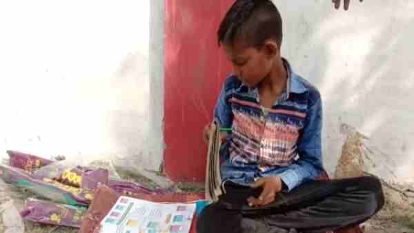 फुटपाथ पर बेचता है मच्छरदानी