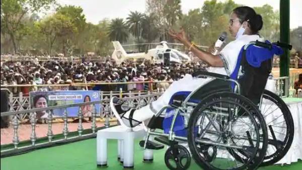 barsana Laddu Mar Holi celebration at Shri Radha Rani Temple