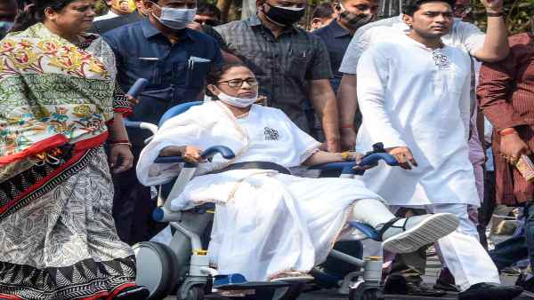 नंदीग्राम में चुनाव प्रचार के दौरान चोटिल हुईं थीं ममता नंदीग्राम में चुनाव प्रचार के दौरान चोटिल हुईं थीं ममता