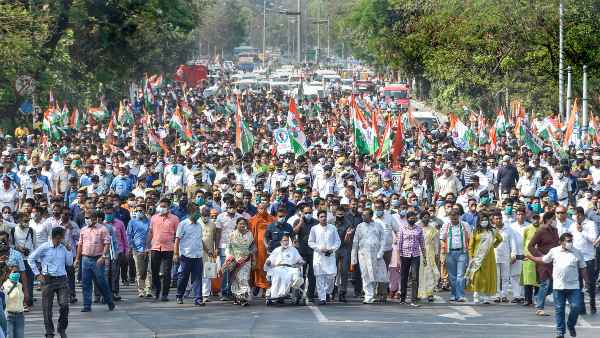 अब व्हीलचेयर पर ममता कर रही हैं चुनाव प्रचार अब व्हीलचेयर पर ममता कर रही हैं चुनाव प्रचार