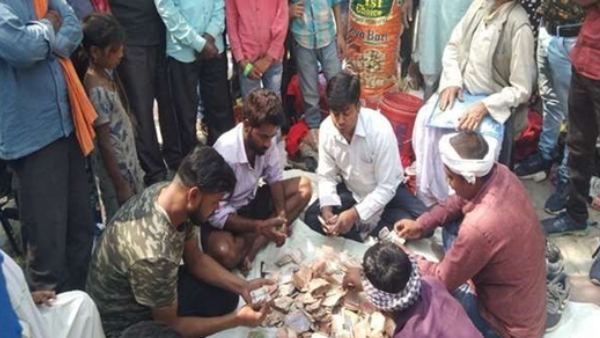 आधा दर्जन लोग गिनती में लगे