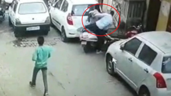 तार पर सूख रहे युवती के अंडरगारमेंट्स चुराए