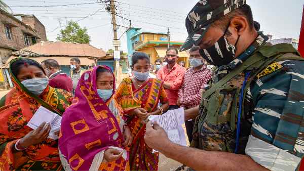 12 हाथियों के झुंड ने विरोधियों को एकजुट कर दिया 12 हाथियों के झुंड ने विरोधियों को एकजुट कर दिया