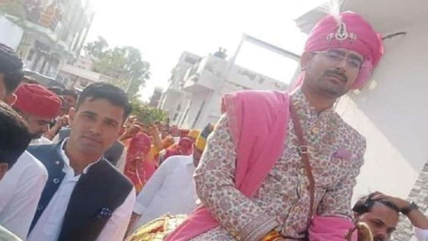  दूल्हे की वेशभूषा में तस्वीरें सोशल मीडिया पर खूब वायरल 